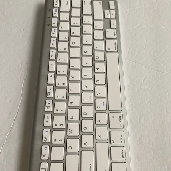 Omoton Bluetooth keyboard with sliding stand - Picture 9 of 15